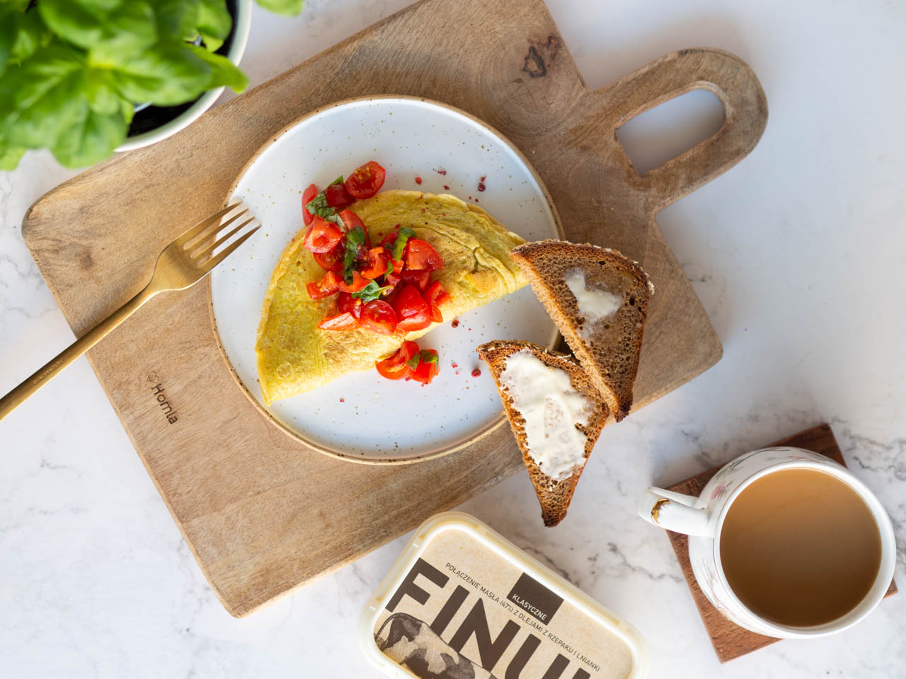 Pomysł na śniadanie - omlet owsiany z grzankami z Finuu i kubek kawy